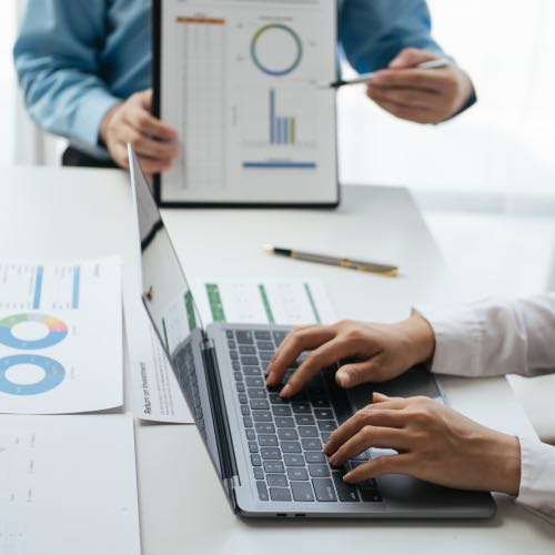 Employee onboarding process with HR consultant